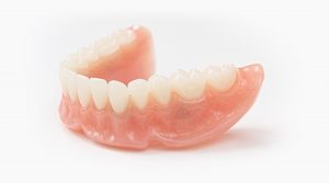 Zahnprothese Zähne Unterkiefer Zahnprothese auf weißer Fläche