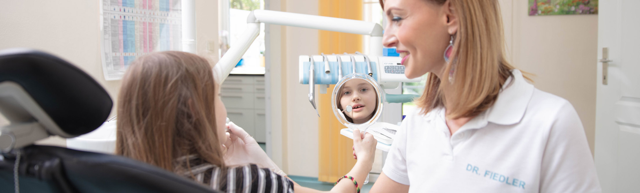 Zahnarzt Kinder Praxis Pressbaum Dr. Fiedler Kind Mädchen header in Behandlung